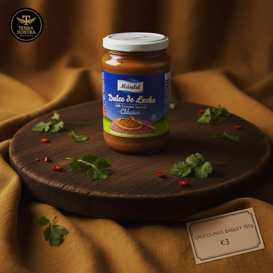 Mardel Dulce de Leche Clásico 450g jar displayed on a Terra Nostra wooden serving board