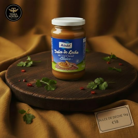 Mardel Dulce de Leche Clásico 1kg jar displayed on a Terra Nostra wooden serving board